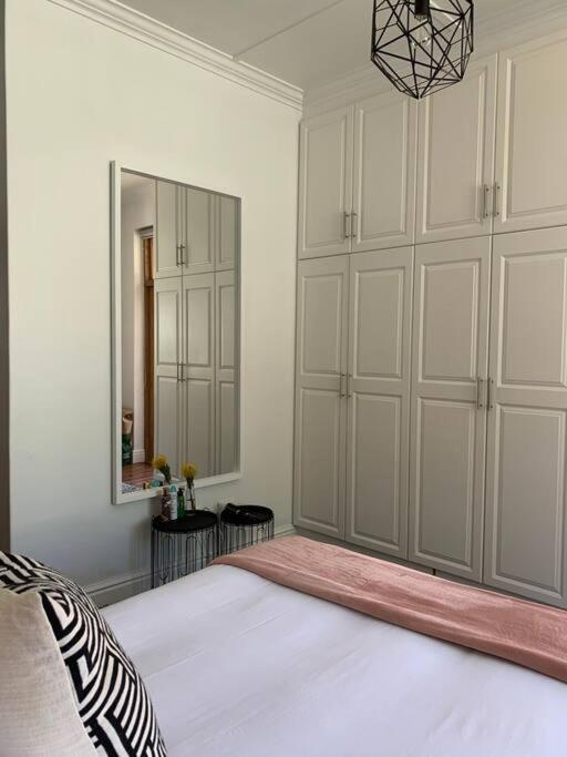 1-Bedroom Sea Point Gem - Perfect Location! เคปทาวน์ ภายนอก รูปภาพ